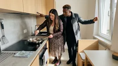 Warum ein Knoblauchzeh auf kleiner Flamme die Küchenluft sofort „dreht“ — und im Sommer plötzlich weniger surrt