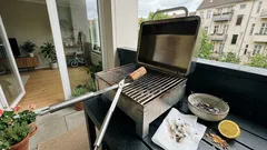 Ein Weinkorken vor dem Grillstart: Dieser Handgriff macht den Rost schnell bereit