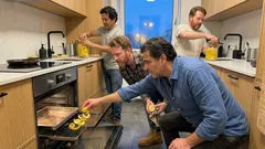 Zitronenschalen im ausgeschalteten Ofen: Der Trick, der Küchengerüche milder macht – und Fett sanft löst